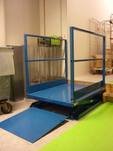 Laag profiel schaarheftafel voor Blokker